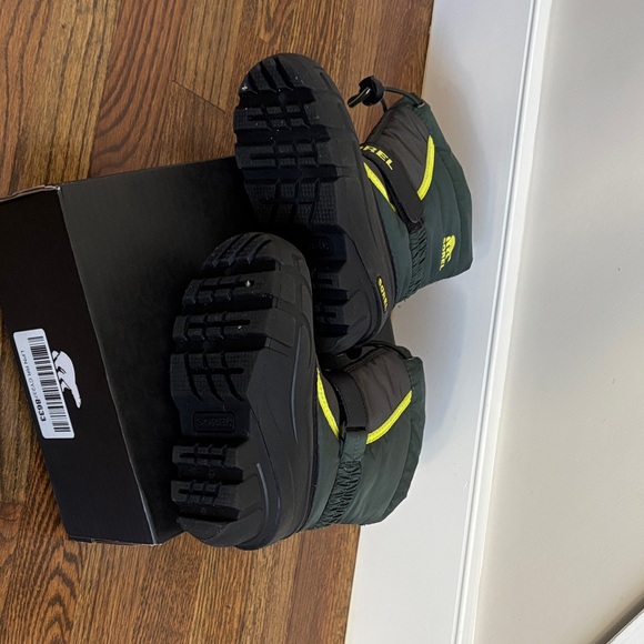 Sorel Black and Dark Green Snow Boots - Picture 4 of 7